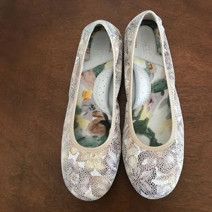 BORN Hand Crafted Footwear Leather SZ 8 M